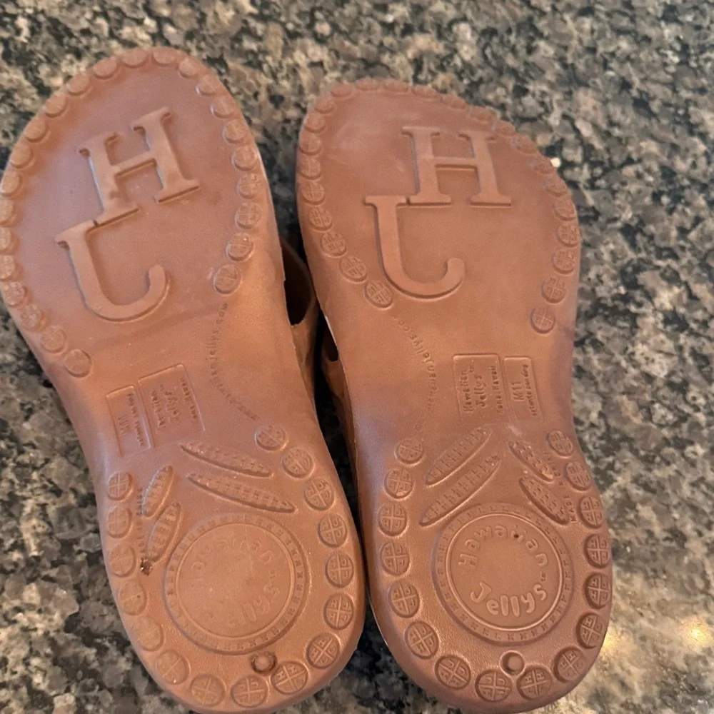 Hawaiian Jelly’s Brown Sandals with White Accents EUC 11